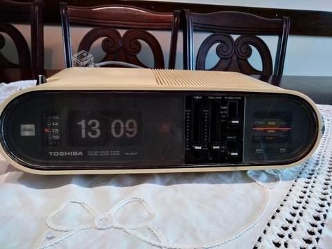 Hermosa radio reloj toshiba