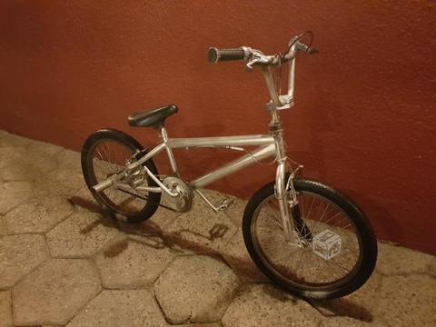 bicicleta Freestyle, aro 20, color aluminio