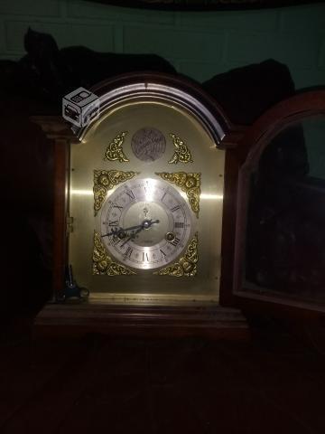 Reloj antiguo con manija para cambiar la hora