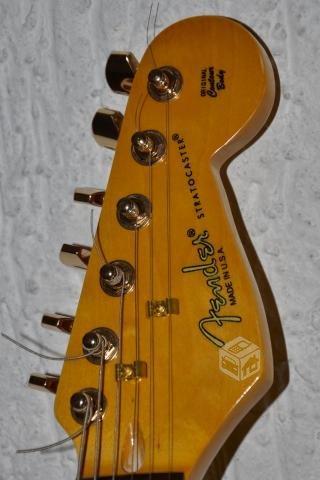 Guitarra Fender Stratocaster Tribute Con case