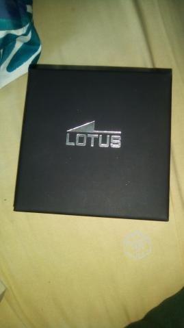 Reloj lotus en caja