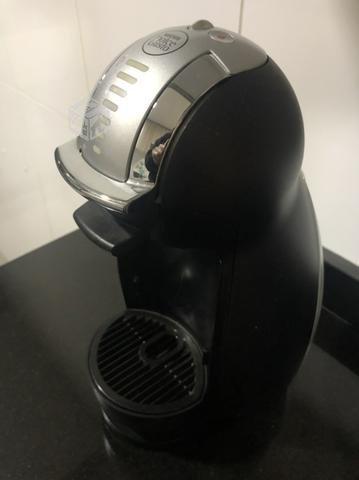 Cafetera Dolce Gusto Genio automática color Negra