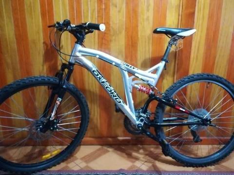 Bicicleta oxford aro 26 con casco y luz trasera