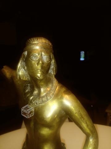 Estatua de bronce de cacique colo colo