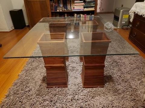 Mesa de centro vidrio con pies de madera