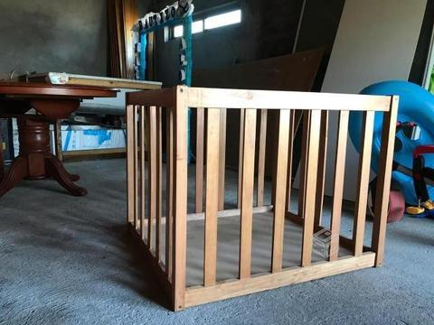 Corral de madera para bebé