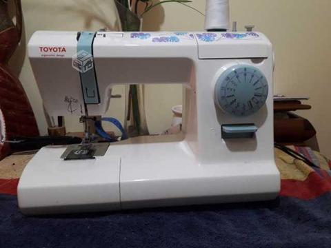 Maquina de coser toyota muy poco uso