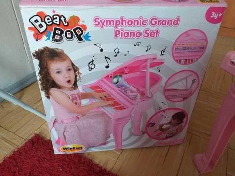 Piano de juguete para niña