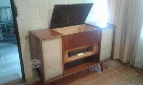 Hermoso y Antiguo Mueble Tocadisco y Radio
