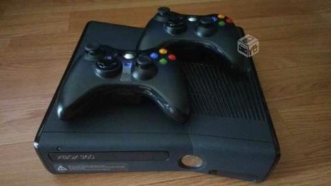 Xbox 360 Slim RGH con disco externo e interno