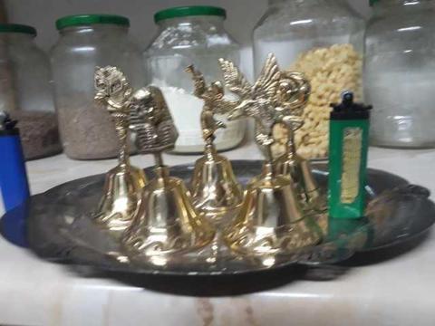 5 campanitas de bronce con bandeja