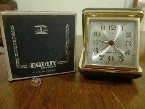 Antiguo reloj de viaje o mesa