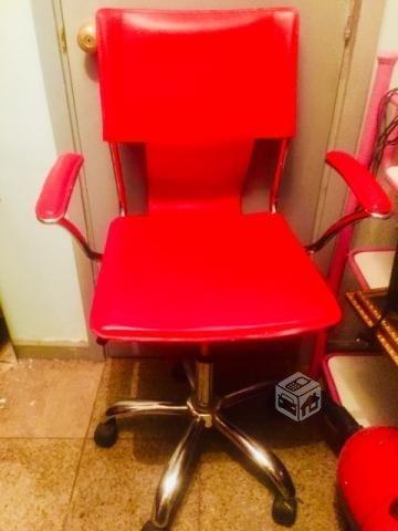Linda silla roja de escritorio