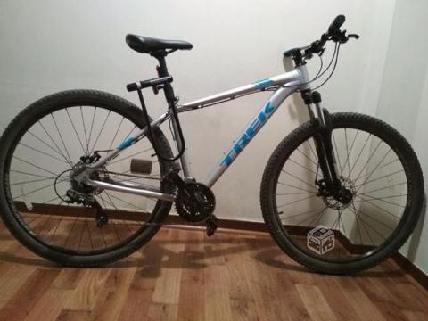 Bicicleta Trek con casco y candado