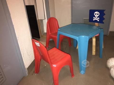 Mesa + 3 sillas para niños