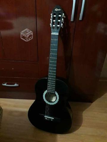 Guitarra acústica negra