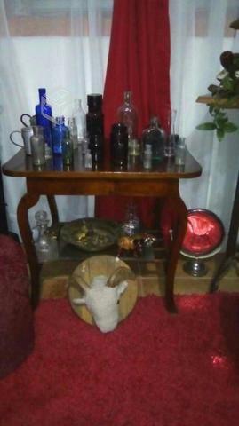 Mesa con botellas antigua