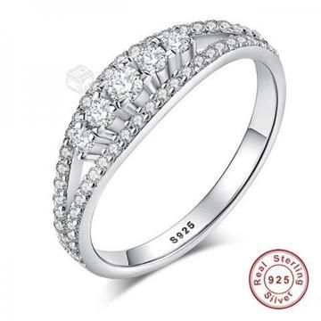 Hermoso anillo plata y zircones talla 18