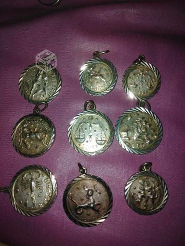 Medallas de plata con signos del zodiaco
