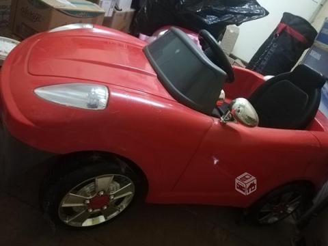 Auto rojo niño