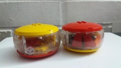 Dos contenedores de piezas lego