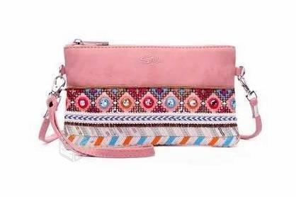 Mini cartera con aplicaciones, bordados y correas