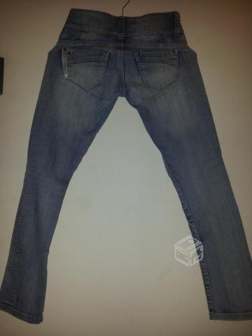 Jeans Talla 16 y Talla 34. Cada uno 5.000