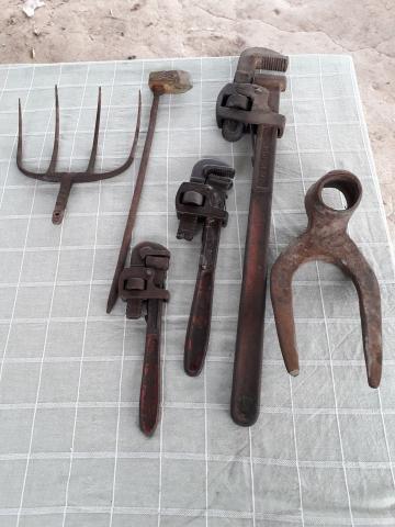 Llaves inglesas antiguas y herramientas