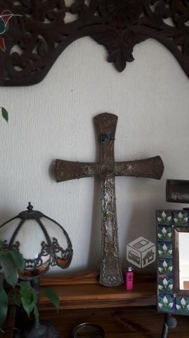 Antigua Cruz de madera cubierta de estaño repujado