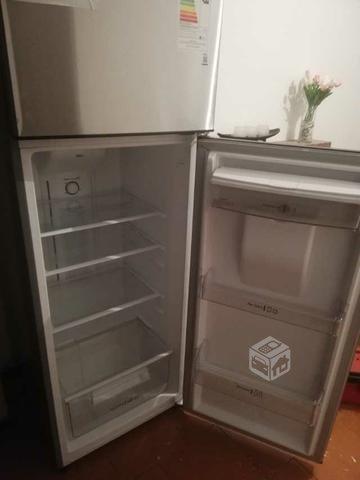 Refrigerador Midea con dispensador de agua