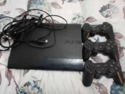 PS3 + 3 mandos + todos sus cables originales