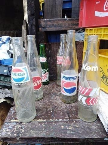 Botellas antiguas Coca-Cola y Pepsi, entre otras