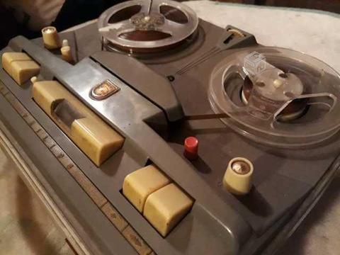 Antigua grabadora de carrete a tubos vintage