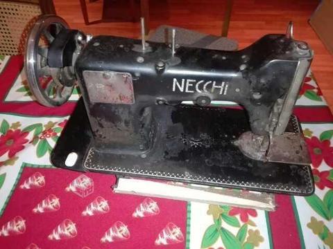 Maquina de coser antigua marca Necchi