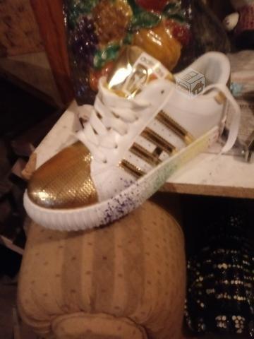 Zapatillas adidas en blancas y negras