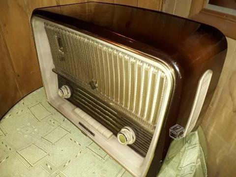 Permuto antigua y gran radio alemana por Acordeon