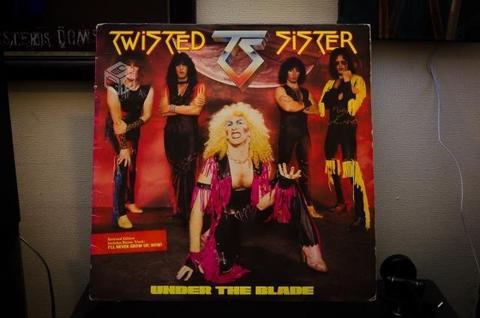 TWISTED SISTER – Under the Blade