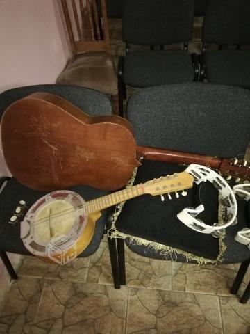 Guitarra wesco y banyo iglesia