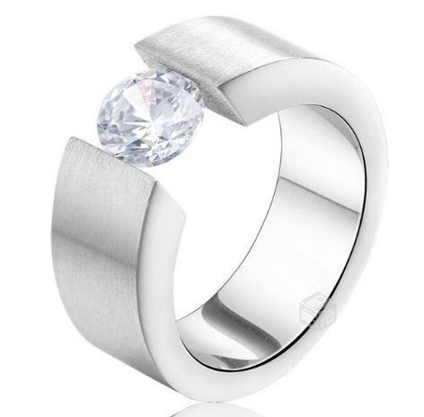 Hermoso anillo de acero con diseño único