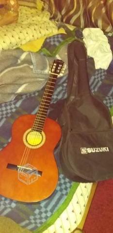 Guitarra suzuki con detalle parte atras