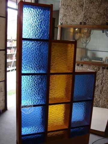 Mueble adosable en madera y vidrio, de Pino Oregón