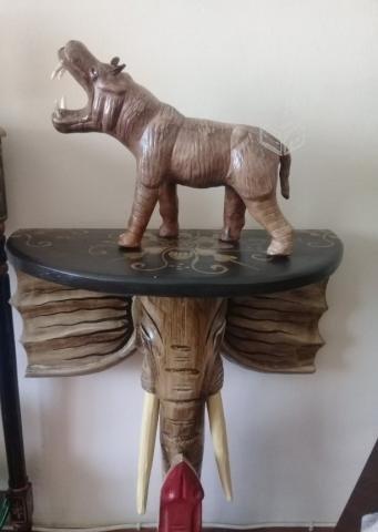 Mesa de arrimo tallada elefante colores, Unica