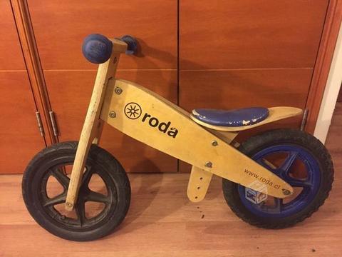 Bicicleta de madera para niños roda