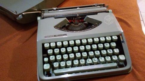 Máquina de escribir Hermes Bady Antigua