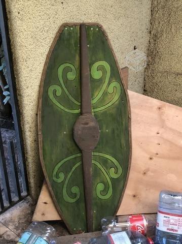 Escudo celta-galo artesanal