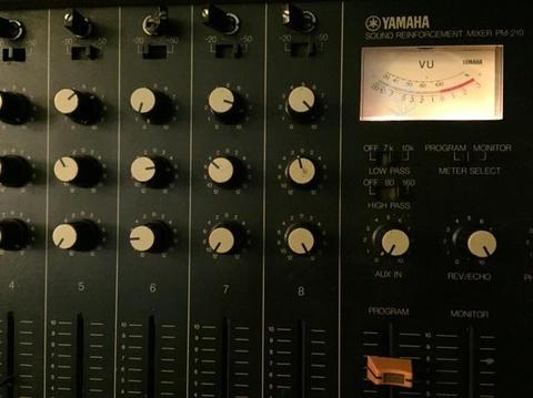 Mixer Yamaha PCM 210 Sound Echo Reverb Incluido