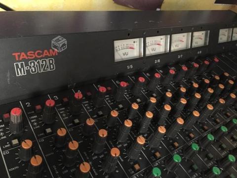 Mixer Tascam m312 b 12 canales