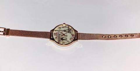 Reloj con Diseño de Torre Eiffel